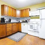 Beautiful 3-Bedroom Home In Centretown With Wifi