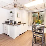 Modern Apt - King Bed - Near Little Italy