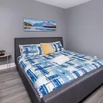Modern 3Br - King Bed- Steps To Ottawa University