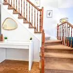 Central Charming 3 Bed Townhome