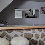 Private Trendy Studio With Fireplace