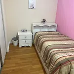 A Bed Of 2 Beds Cute For Females Only - Pour Les Femmes Seulement *