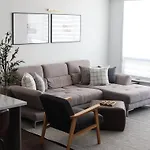 20 Min Dt 12 Min Yow Sleeps 8 Quiet Home W Parking