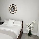 Rb Homes - Peaceful Neighbourhood Homestay *