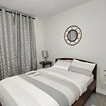 Rb Homes - Peaceful Neighbourhood Homestay *