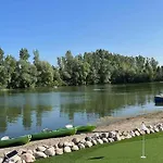 Lake House 8 Min From Airport Sleeps 13