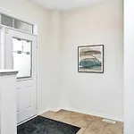 Holiday home Modern Townhome Near Attractions *