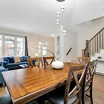Holiday home Modern Townhome Near Attractions