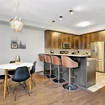 Modern Townhome Near Attractions Holiday home *