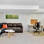 Modern Townhome Near Attractions Holiday home Ottawa