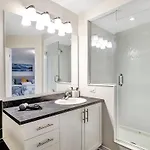 Modern Townhome Near Attractions *