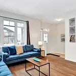 Modern Townhome Near Attractions Ottawa