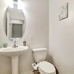 Holiday home Modern Townhome Near Attractions *