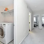 Modern Townhome Near Attractions * Ottawa