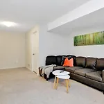 Modern Townhome Near Attractions Holiday home