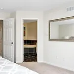 Modern Townhome Near Attractions Holiday home *