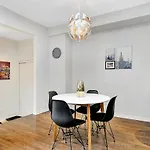 Modern Townhome Near Attractions *