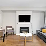 Modern Townhome Near Attractions