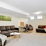 Modern Townhome Near Attractions Holiday home