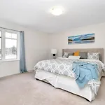 Holiday home Modern Townhome Near Attractions