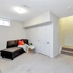 Modern Townhome Near Attractions Holiday home *