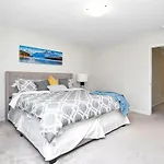 Holiday home Modern Townhome Near Attractions *