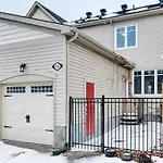 Modern Townhome Near Ottawa Attractions