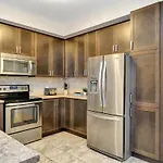 Modern Townhome Near Attractions