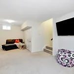Modern Townhome Near Attractions Holiday home