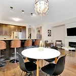 Holiday home Modern Townhome Near Attractions *