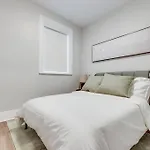 Modern Comfort - 3 Bedroom Suite With Parking - Downtown