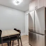 Modern Comfort - 3 Bedroom Suite With Parking - Downtown