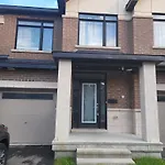 Lovely Townhouse For Short-Term Stay