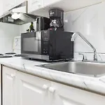 Pet Friendly Suite- In Chinatown Apartment *