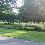 The Dows Retreat With 2 Car Driveway Holiday home Ottawa