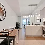 High-end With Gym And Walking Distance To Parliament Apartment *