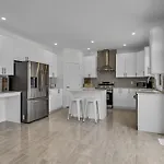 Modern 4Br Executive Home Near Airport And Downtown Holiday home Ottawa