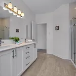 Modern 4Br Executive Home Near Airport And Downtown