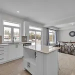 Modern 4Br Executive Home Near Airport And Downtown Holiday home