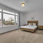 Modern 4Br Executive Home Near Airport And Downtown Holiday home