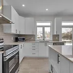 Holiday home Modern 4Br Executive Home Near Airport And Downtown