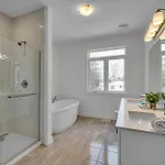 Modern 4Br Executive Home Near Airport And Downtown Holiday home Ottawa