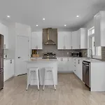 Modern 4Br Executive Home Near Airport And Downtown *