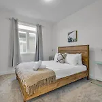 Holiday home Modern 4Br Executive Home Near Airport And Downtown