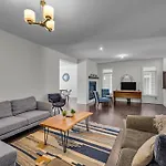 Modern 4Br Executive Home Near Airport And Downtown Holiday home