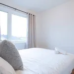 Holiday home Modern 2Br Home With Parking Near Airport And Downtown Ottawa *