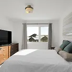 Modern 2Br Home With Parking Near Airport And Downtown Ottawa