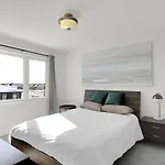 Modern 2Br Home With Parking Near Airport And Downtown Ottawa