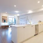 Modern 2Br Home With Parking Near Airport And Downtown Ottawa *
