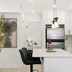 New Modern 1br Basement Near Downtown Free Parking Apartment *